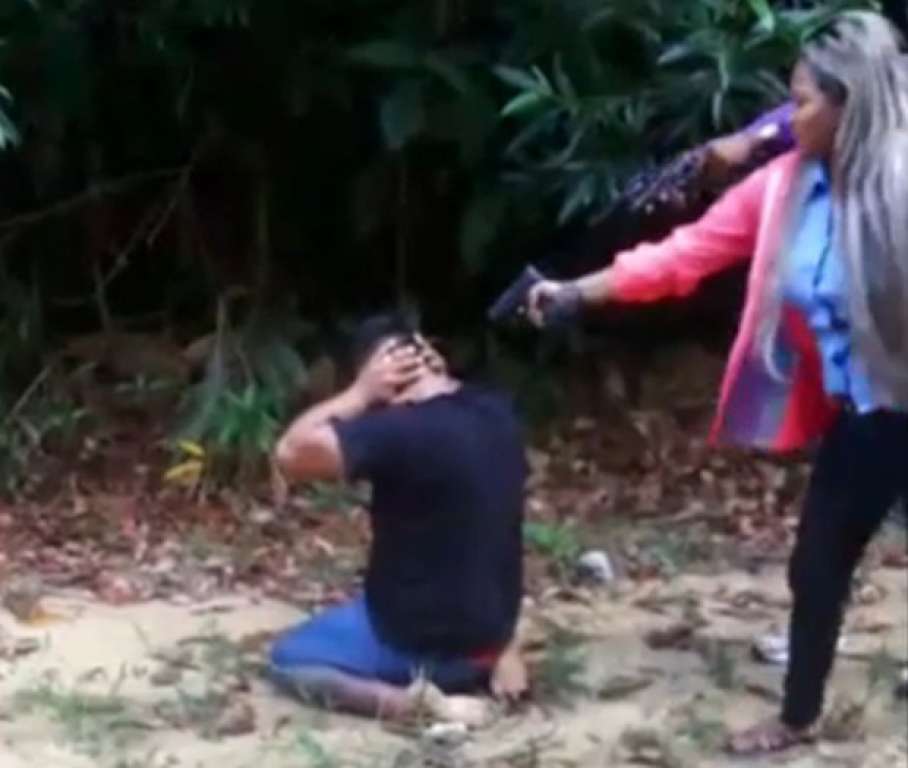 IMAGENS FORTES: Mulher executa comparsa e filma toda ação com celular. Veja vídeo