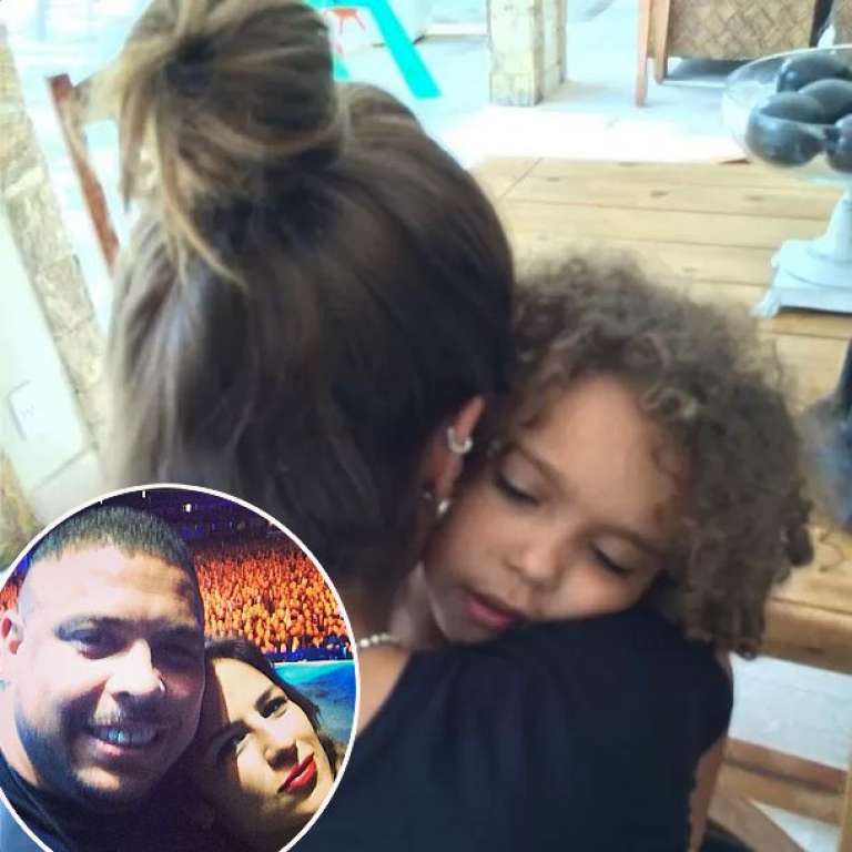 Ronaldo contraria boato de separação e posta foto de Paula Morais com sua filha