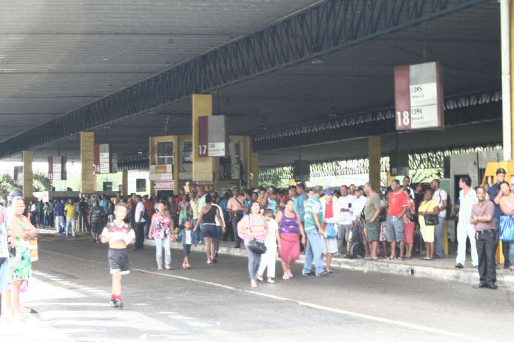 Rodoviários fecham Estação Pirajá, em Salvador