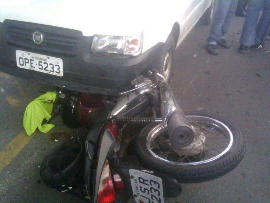 Motociclista fica ferido após colidir frontalmente com outro veículo  no centro de Camaçari
