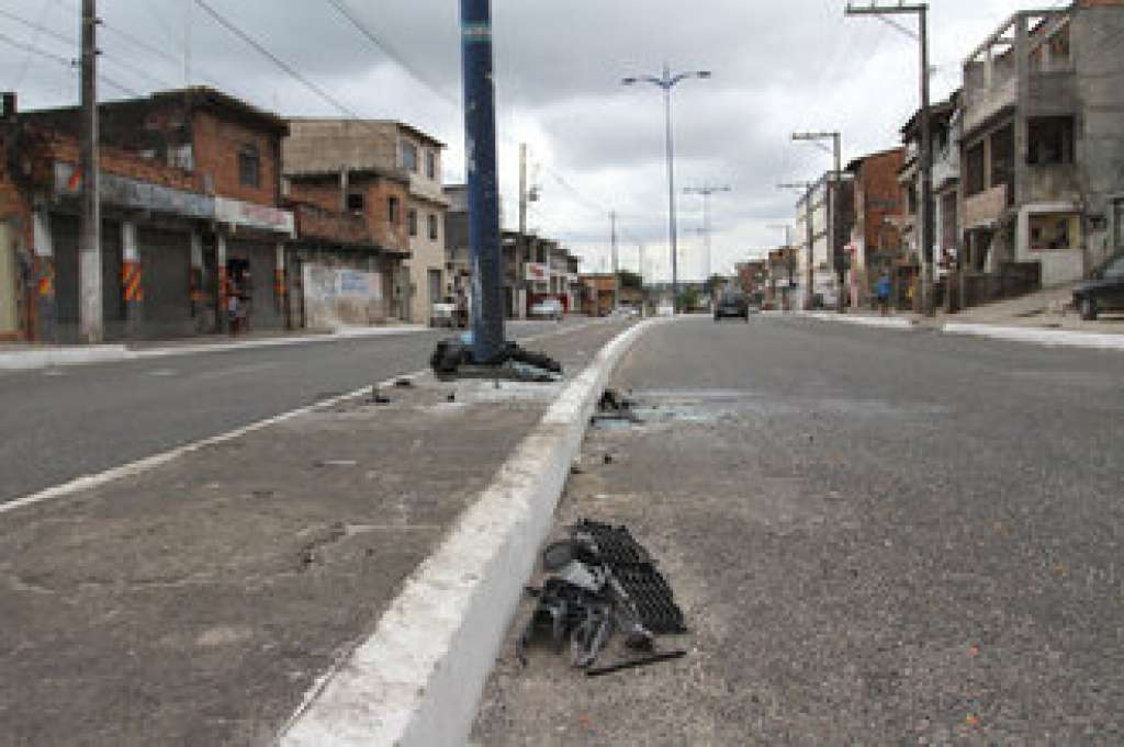 Motociclista morre em Salvador após bater em poste