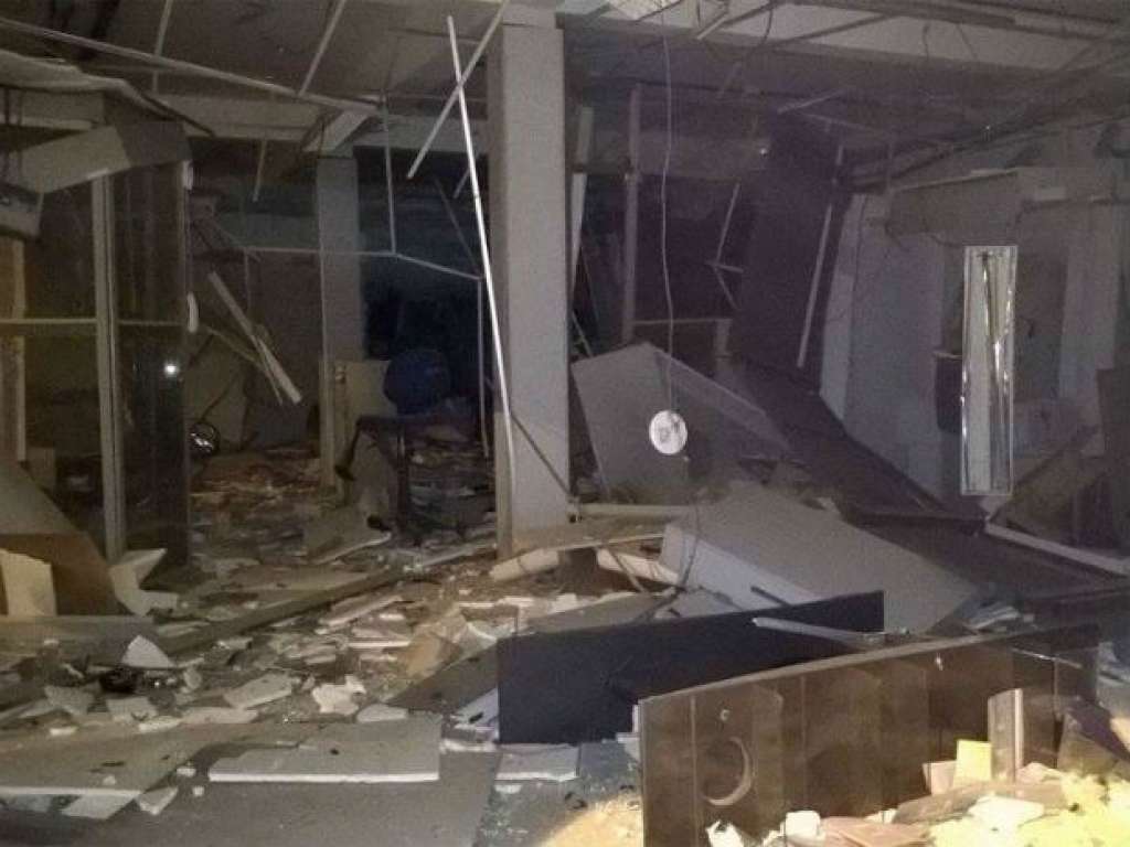 Bandidos explodem banco e casas são atingidas
