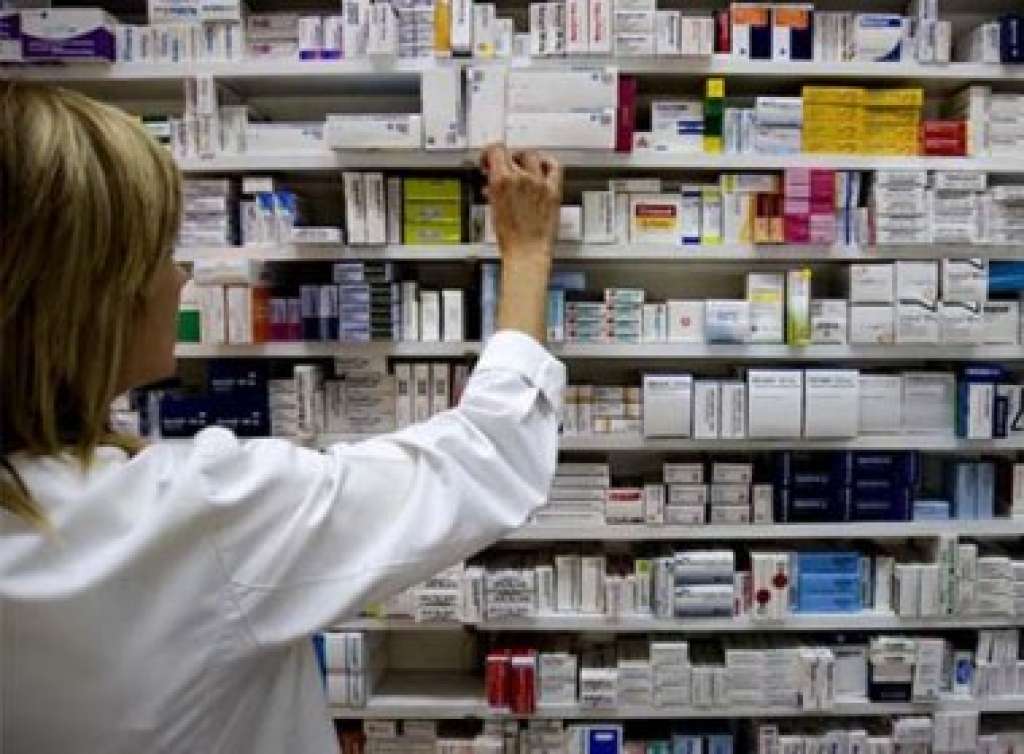 Deputados aprovam lei que obriga farmácias a ter farmacêuticos em tempo integral