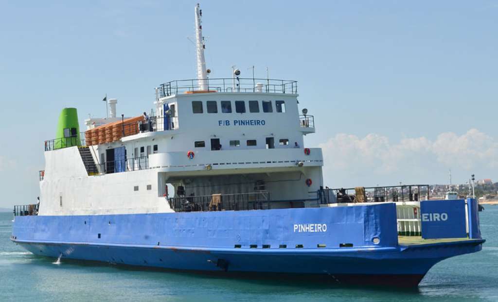 Movimento tranquilo no sistema ferry boat; cinco embarcações estão operando