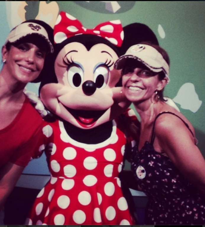 Na Disney, Ivete Sangalo posa com a Minnie: “melhores amigas”