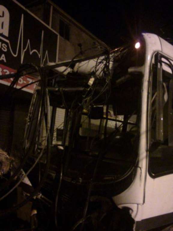 Ônibus derruba poste em Salvador