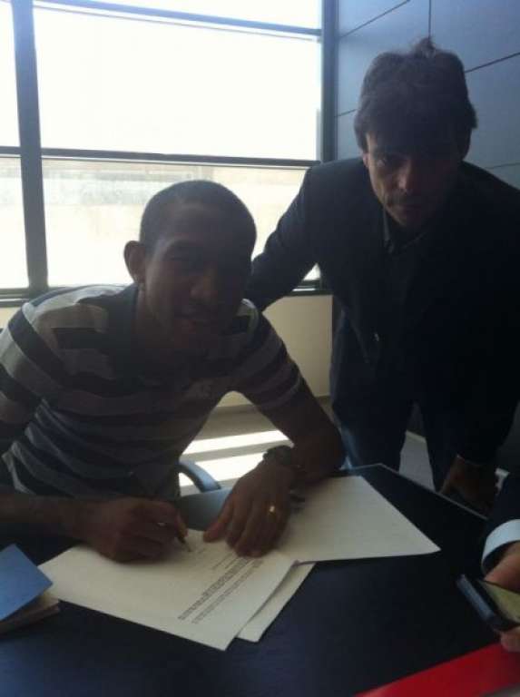 Ex-meia do Bahia assina contrato com o Benfica