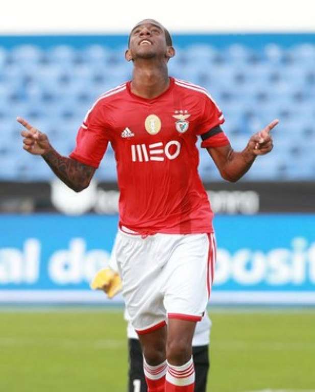 Ex-Bahia estreia no Benfica, marca gol e leva equipe à final de torneio
