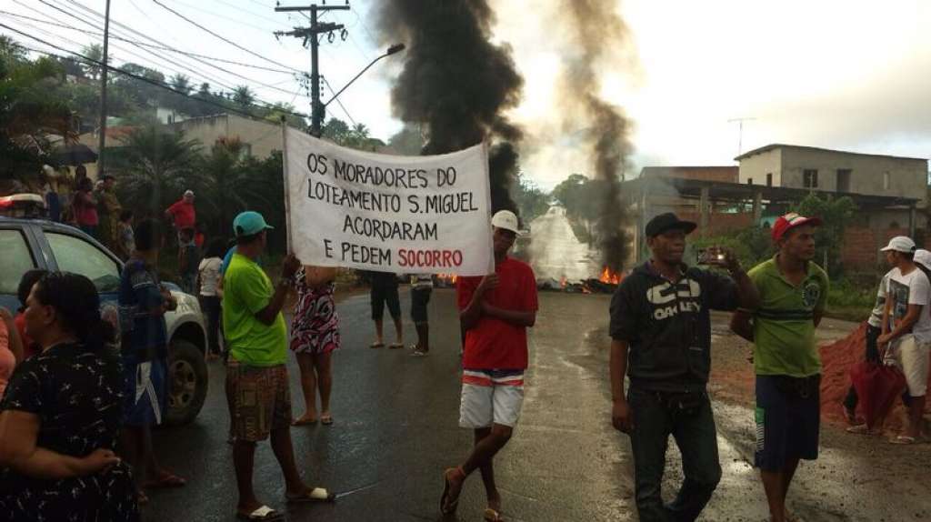 Manifestantes bloqueiam pista em Simões Filho