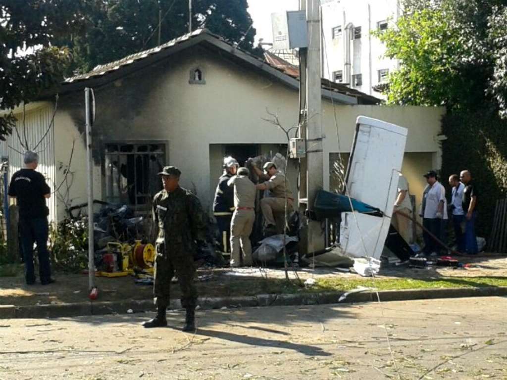 Avião cai e atinge casa em Curitiba: duas pessoas morreram
