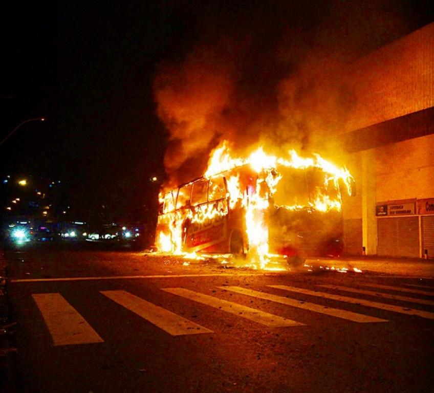 Ônibus pega fogo em Salvador. Veja vídeo
