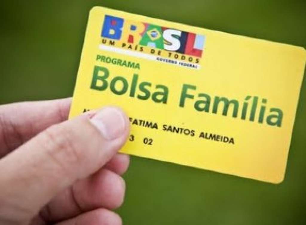 Mais de 326 mil famílias deixaram de receber Bolsa Família em 2017, segundo IBGE
