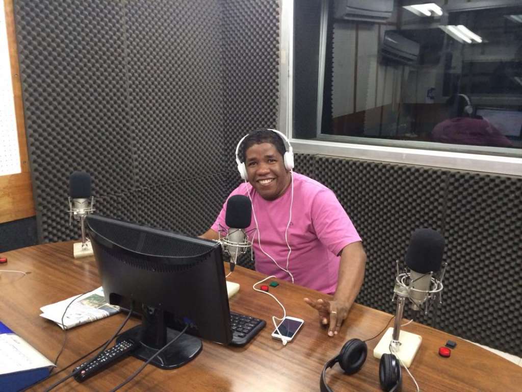 Hoje é aniversário do radialista e diretor do portal Bahia no Ar, Roque Santos