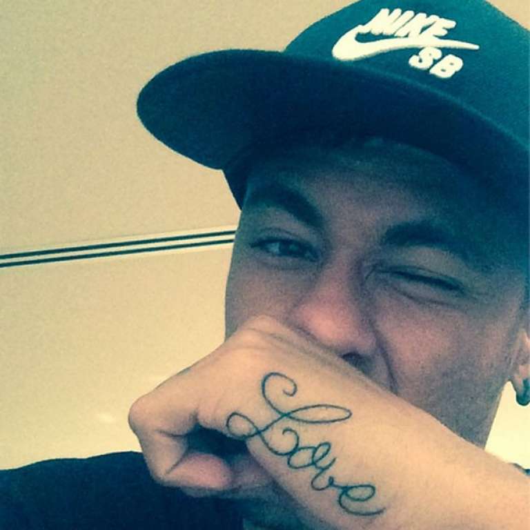 Neymar posta foto com tatuagem romântica e se declara em rede social