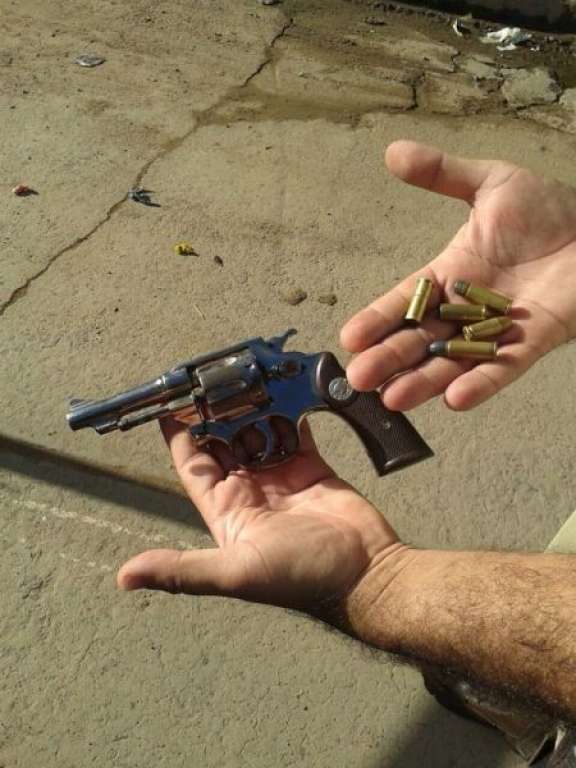 Homens são presos com arma em Salvador
