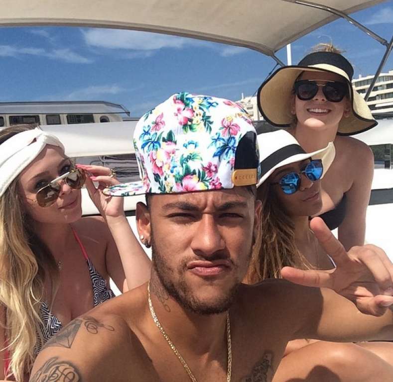 Neymar curte iate em Ibiza com a irmã e algumas amigas