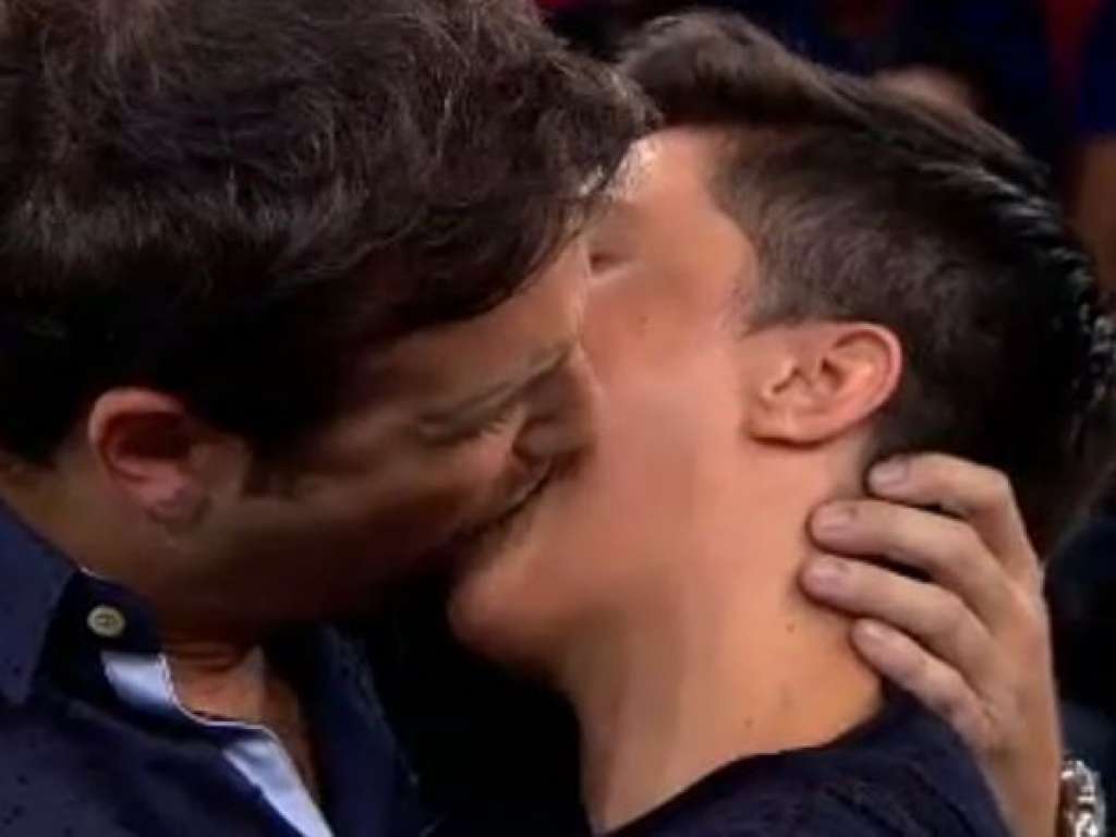 Com namorada na plateia, Thammy Miranda beija Rodrigo Scarpa no “Pânico”