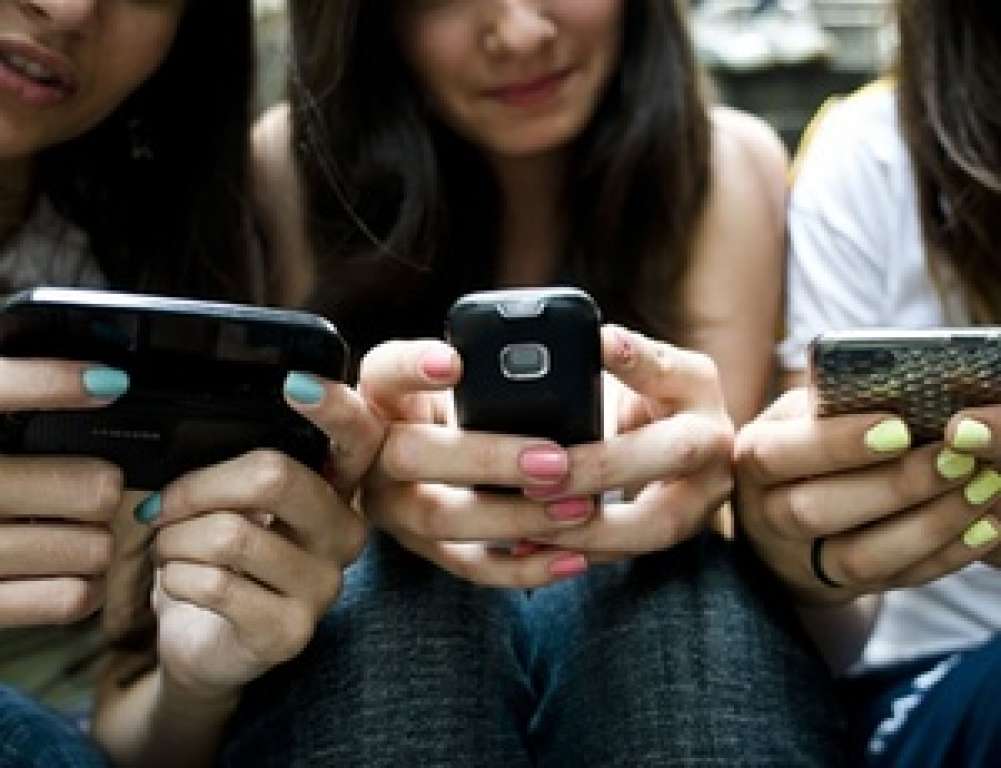Pesquisa aponta que maioria dos jovens ficam ansiosos longe do celular