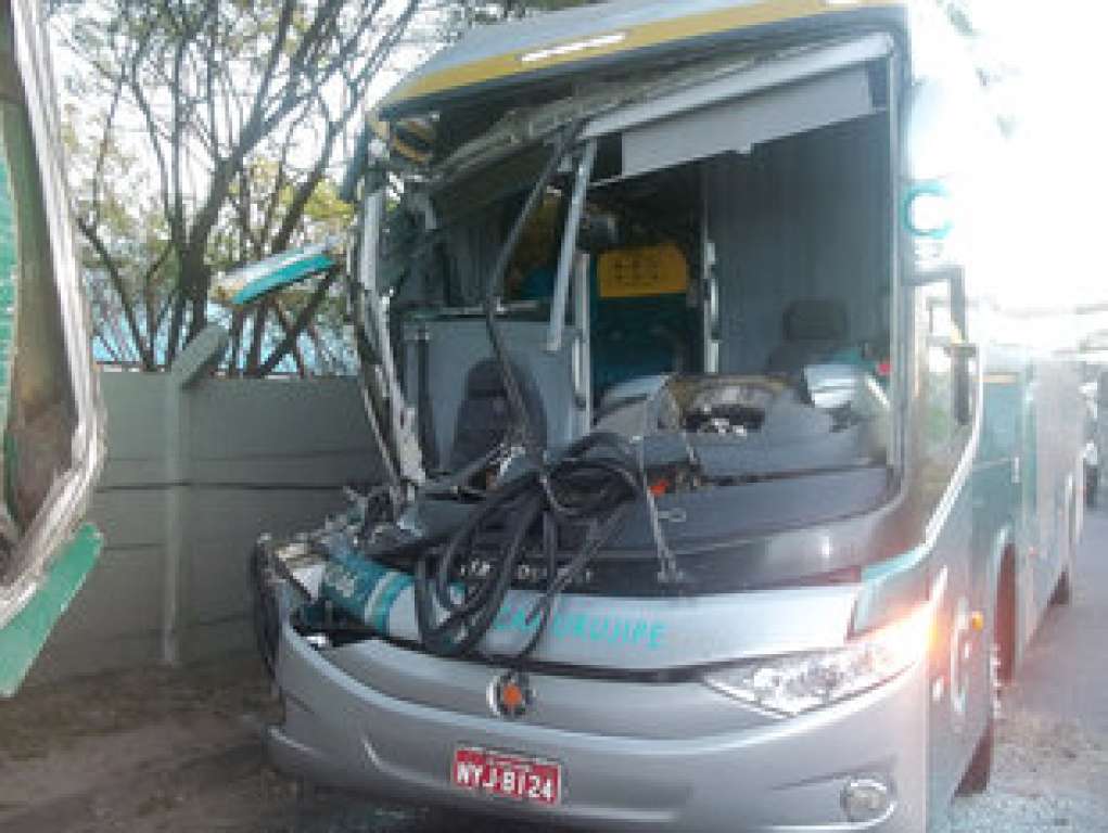 Ônibus bate em caminhão e passageira fica ferida