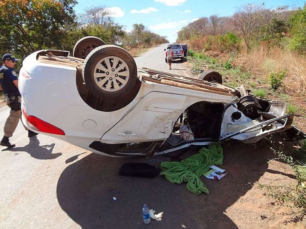 Carro capota e motorista fica ferido após ser atingido por roda de carreta