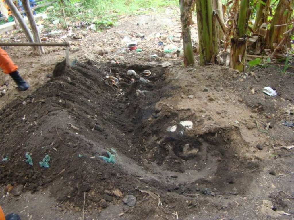 Polícia encontra corpo de mulher enterrado no quintal do namorado