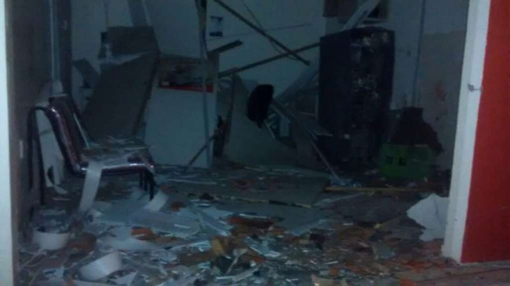 Criminosos explodem caixa eletrônico e abandonam veículo durante fuga