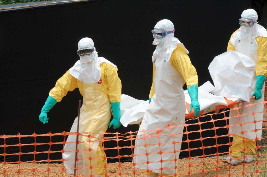 Cinco passageiros com suspeita de Ebola foram retirados de avião nos EUA