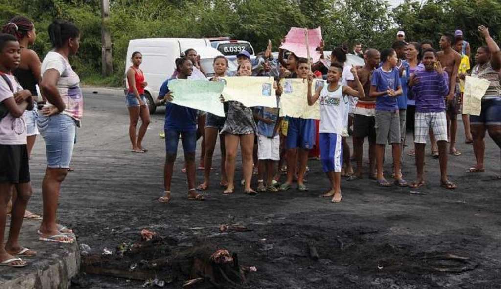 Moradores protestam em Salvador por desaparecimento e morte de três jovens
