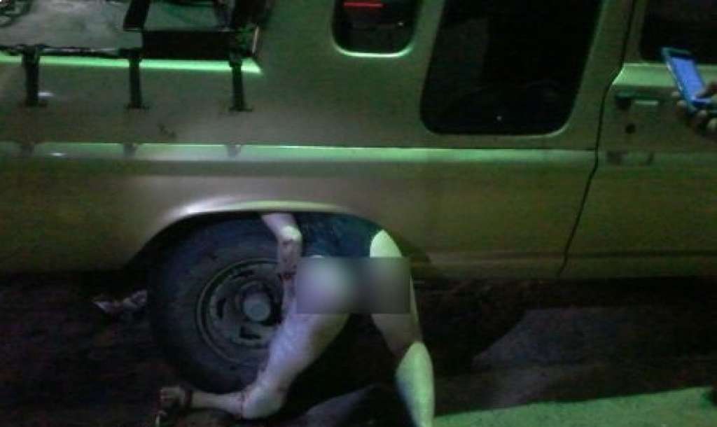Mulher fica presa em pneu de carro após acidente