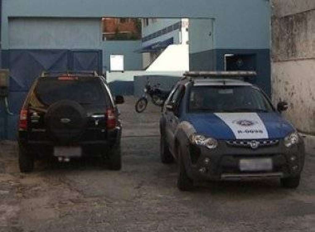 Bandidos invadem e roubam armas de escola de segurança em Lauro de Freitas