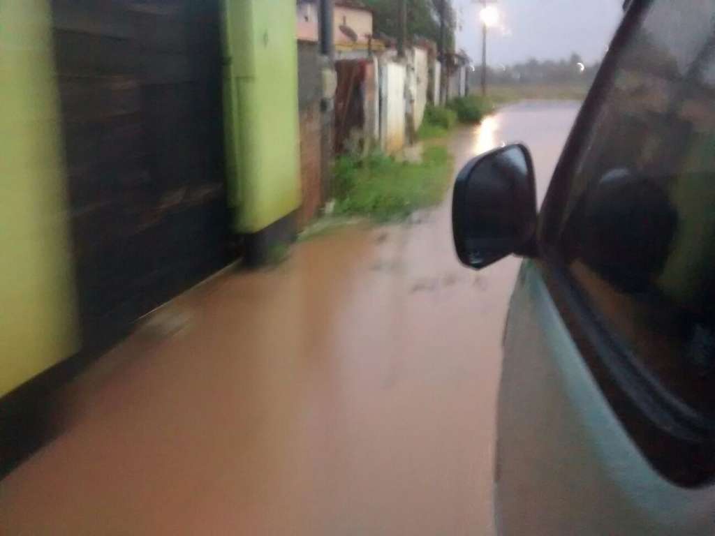 Chuva deixa moradores ilhados em Camaçari
