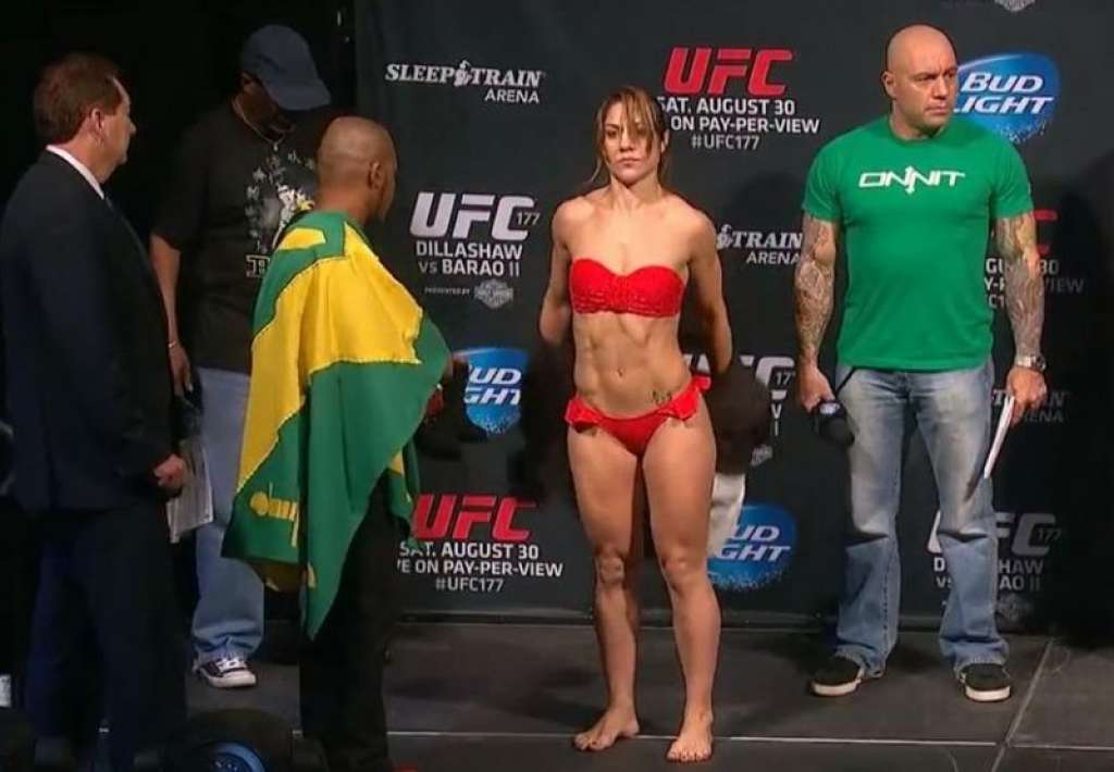 Brasileira rouba a cena apresentar na balança do UFC com lingerie ousada