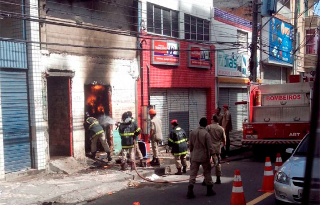 Incêndio destrói galpão em Salvador