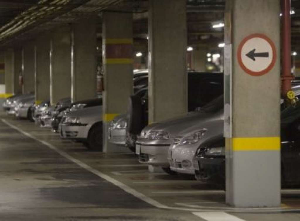 Shoppings estudam cobrança diferenciada de estacionamento para funcionários