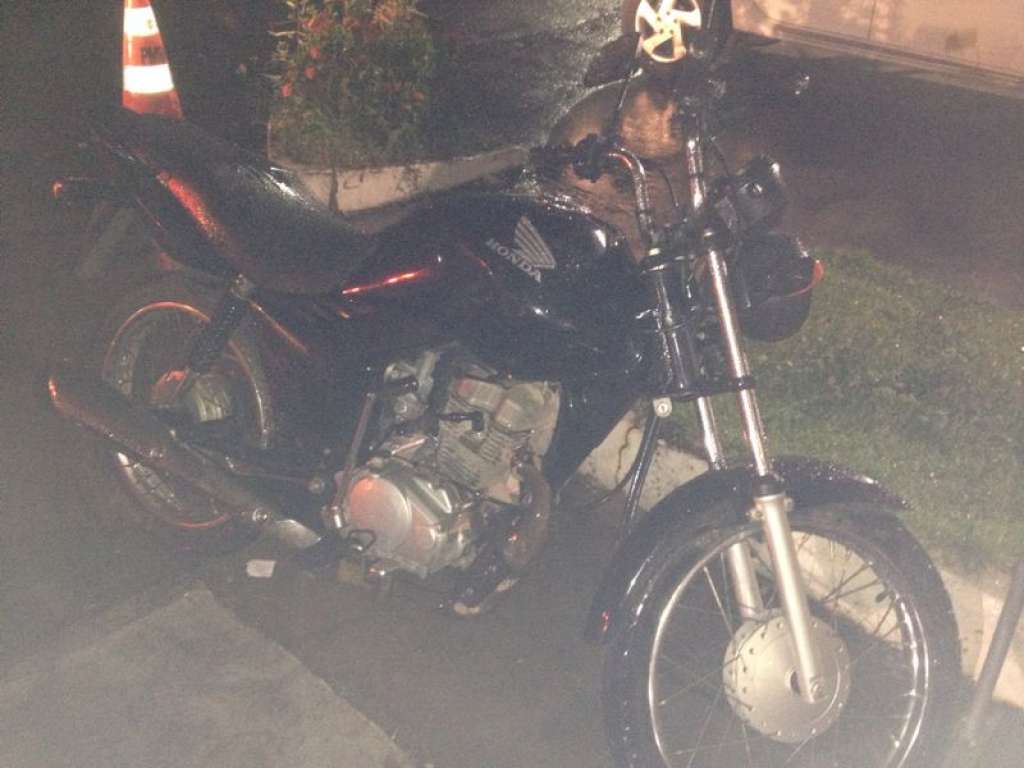 Homens são presos em Salvador com moto roubada