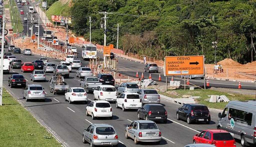 Salvador: veículos se envolvem em engavetamento na Paralela