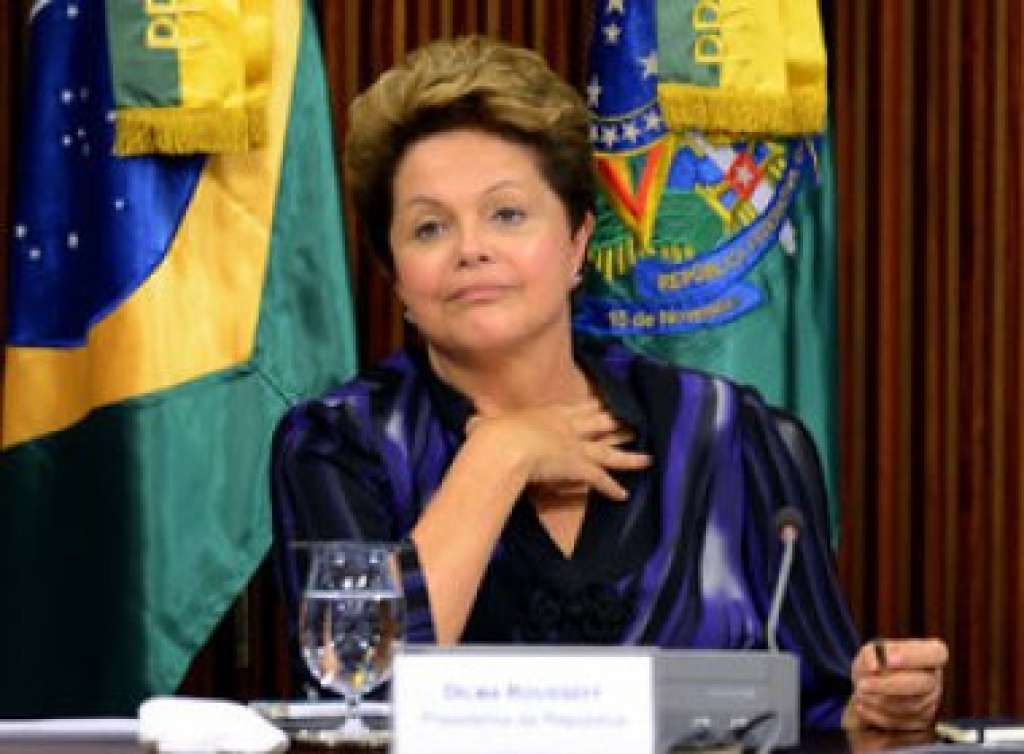Durante coletiva, Dilma defende quantidade de ministérios e diz que Petrobras vai reverter resultados