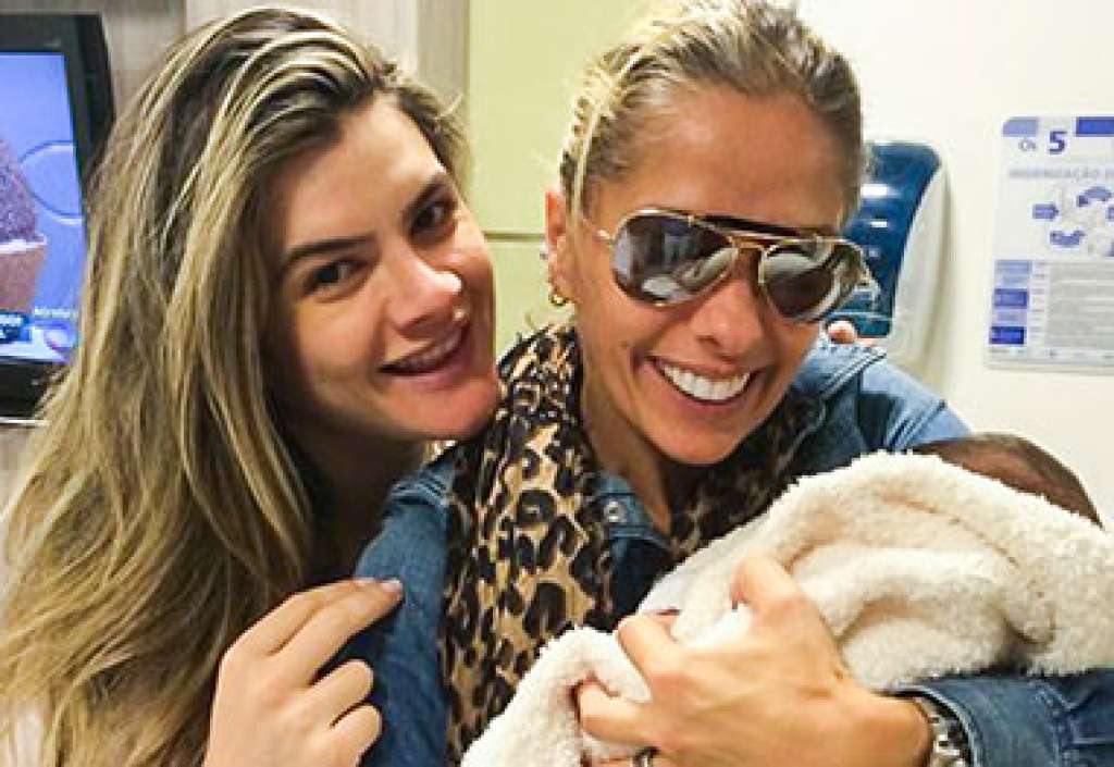 Adriane Galisteu visita Mirella Santos na maternidade