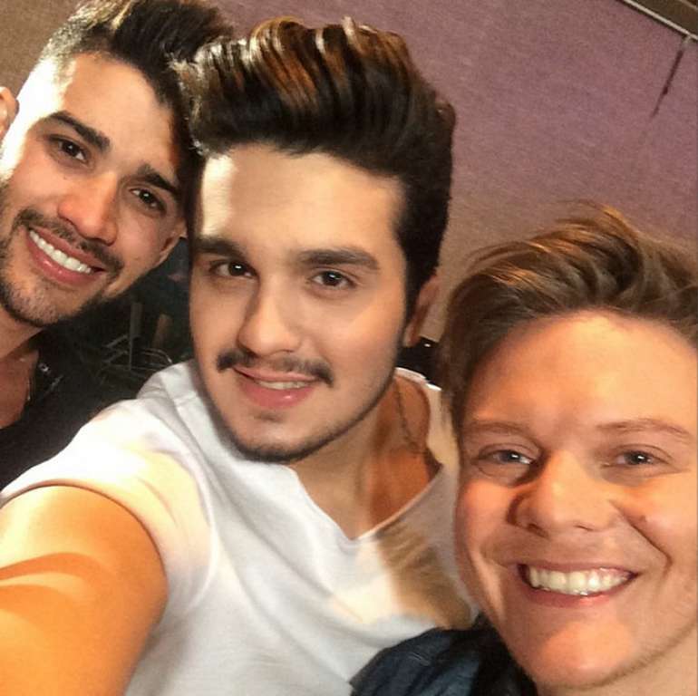 Luan Santana faz selfie com Gusttavo Lima e Michel Teló