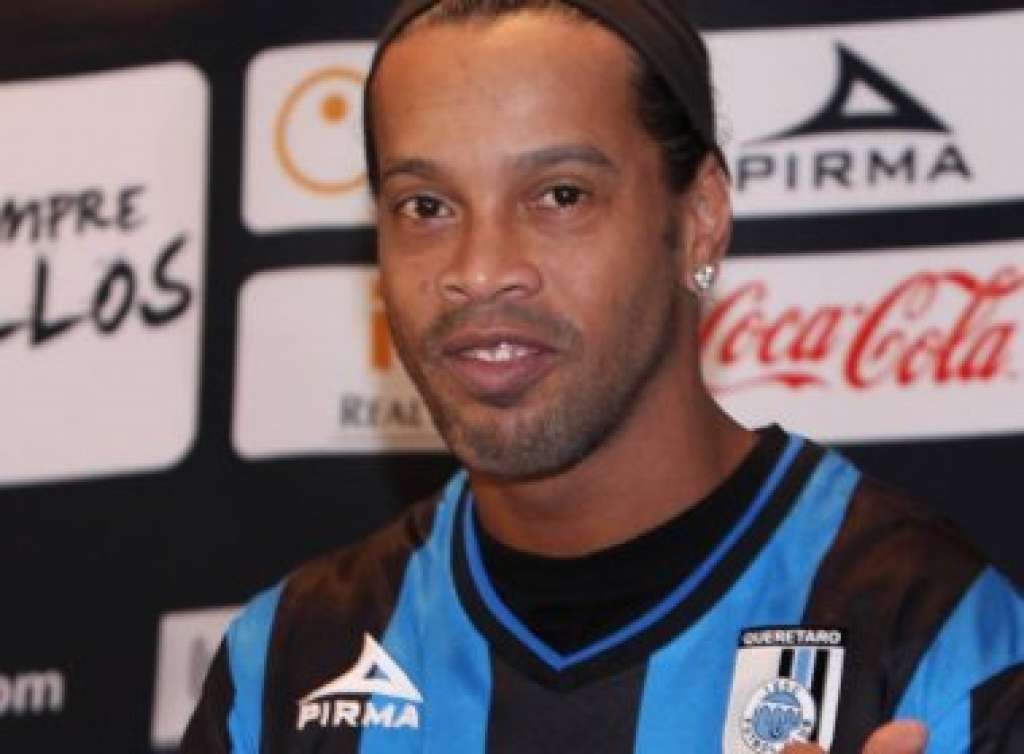 Após boatos, Ronaldinho nega aposentadoria: “Ainda estou feliz”