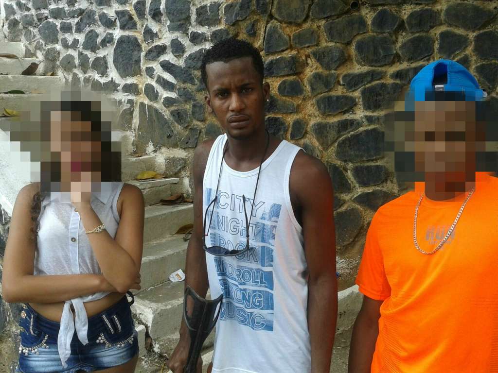 Simões Filho: homem é preso e menores apreendidos por posse de droga