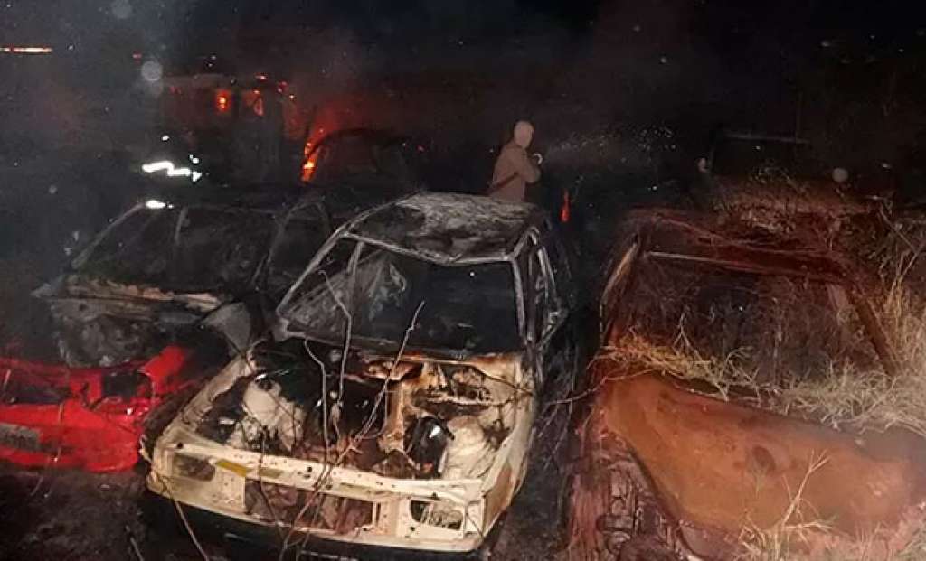 Incêndio em pátio de delegacia destrói carros apreendidos no oeste do estado