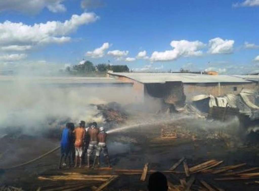 Incêndio destrói parcialmente fábrica de sofá