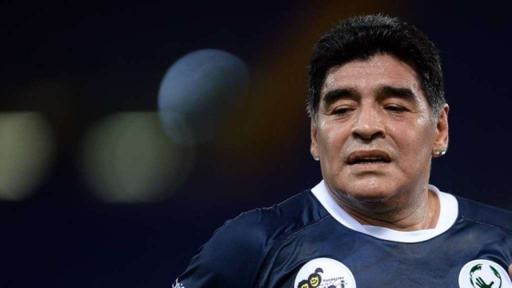 Alcoolizado, Maradona se envolve em confusão após noitada; veja vídeo