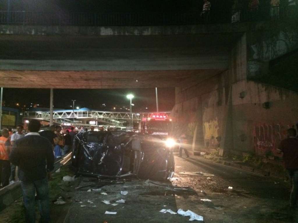 Seis pessoas ficam feridas após veículo cair de viaduto em Salvador