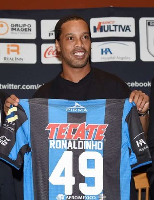 Ronaldinho é apresentado no Querétaro do México