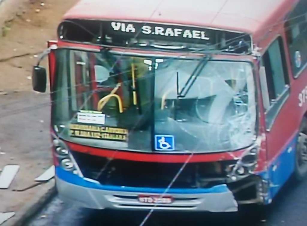 Colisão entre ônibus deixa feridos em Salvador
