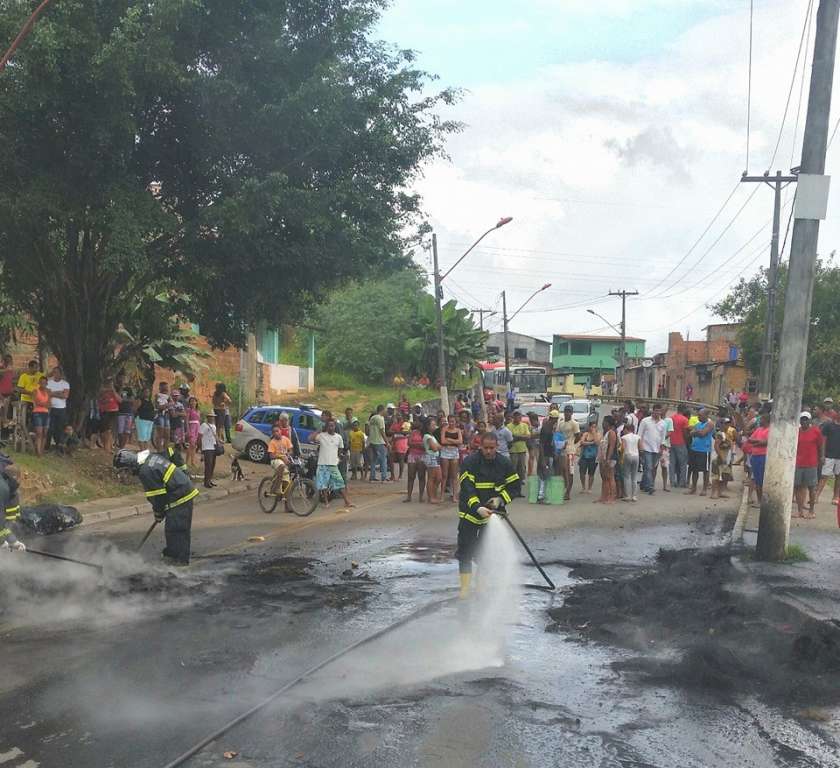 Simões Filho: moradores fazem protesto por mais segurança