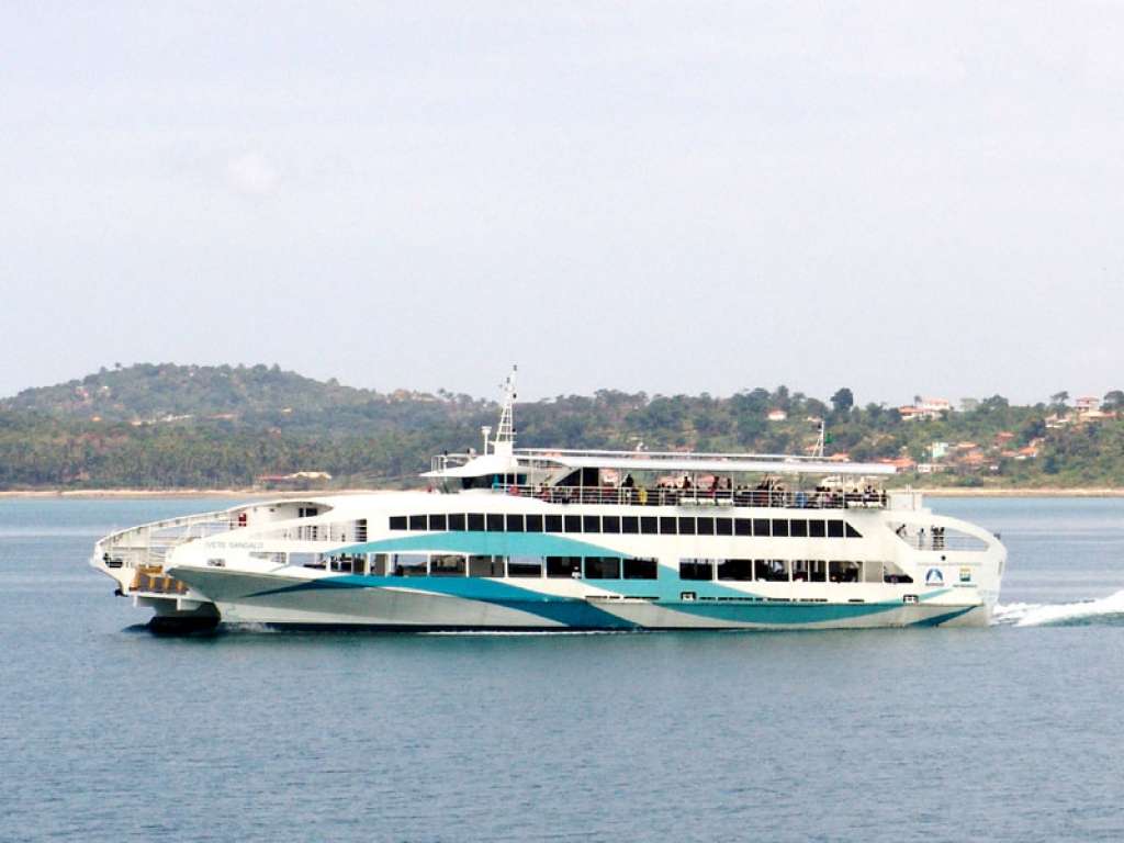 Movimento tranquilo no sistema ferry boat; quatro embarcações estão operando