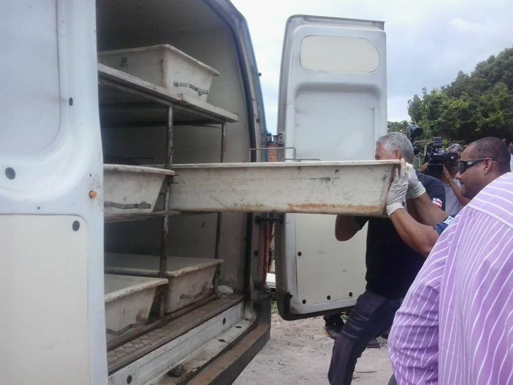Camaçari: corpos de vítimas de chacina são removidos; polícia investiga autoria e motivação do crime
